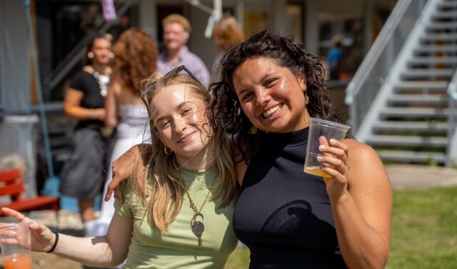 Friendstival 🎶🌞🌈
Weekenden var fyldt med glimmer, glade gensyn og godt musik, da eleverne havde inviteret deres venner hjemmefra til Friendstival.
Tak for at indfange den gode stemning, @rasmus_rasborg 📸 #hojskole #højskoleliv #nrgaardshøjskole
