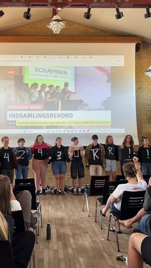 Bæredygtighed slår indsamlingsrekord 🌞
Den seneste måned har Bæredygtighed sat sig for at samle penge ind til @projektudenfor - en organisation, som hjælper danske hjemløse. Deres kreativitet og drive førte dem til at slå indsamlingsrekorden på skolen. De har nemlig indsamlet hele 42.930 kr. Virkelig sejt gået 💪🏼 #Bæredygtighed #højskole #højskoleliv