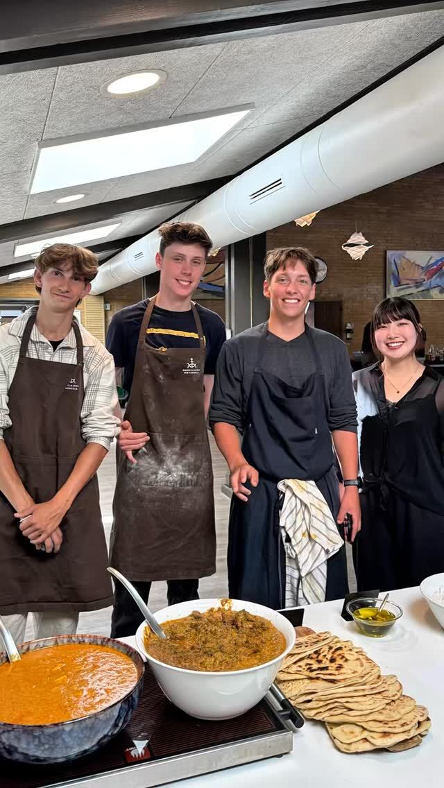 Den Store Currydyst 🥘👨🏼🍳
Valgfaget Curryhouse har de seneste mange torsdage lavet karryretter til den helt store guldmedalje. Deres kokkerier kulminerede i går, da de lavede mad til hele skolen. Nu venter de i spænding på at finde ud af, hvilken gruppe, der løb med sejren. Tak for lækkert mad! #højskole #højskoleliv