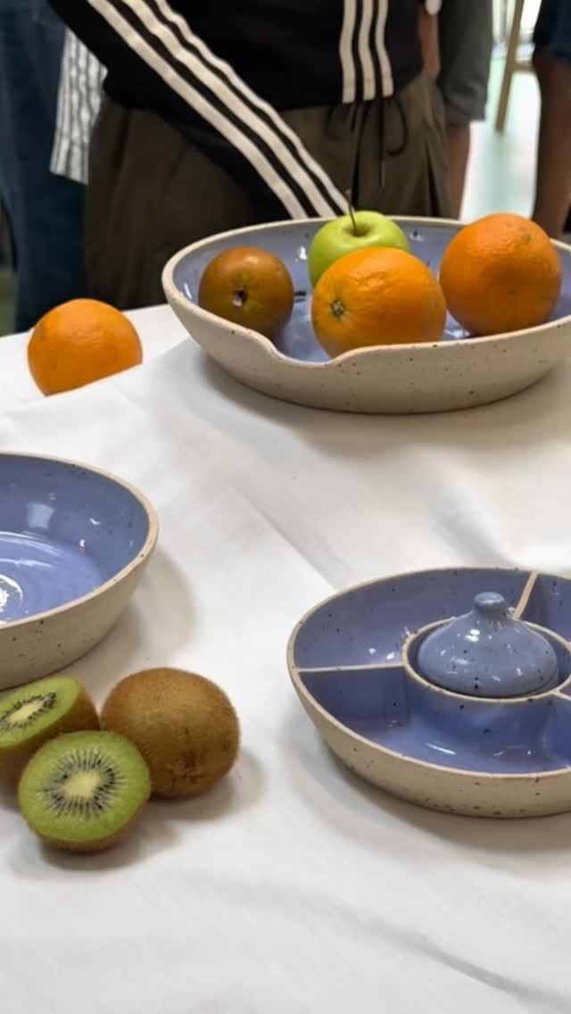 Keramikfernisering 🏺
I sidste uge viste keramiklinjen deres afsluttende projekter frem for hele skolen. Der blev lavet alt fra farverige vaser til store snegle og flyvende fugle. Se nogle af de smukke kreationer her i videoen #keramik #nrgaards #hojskole