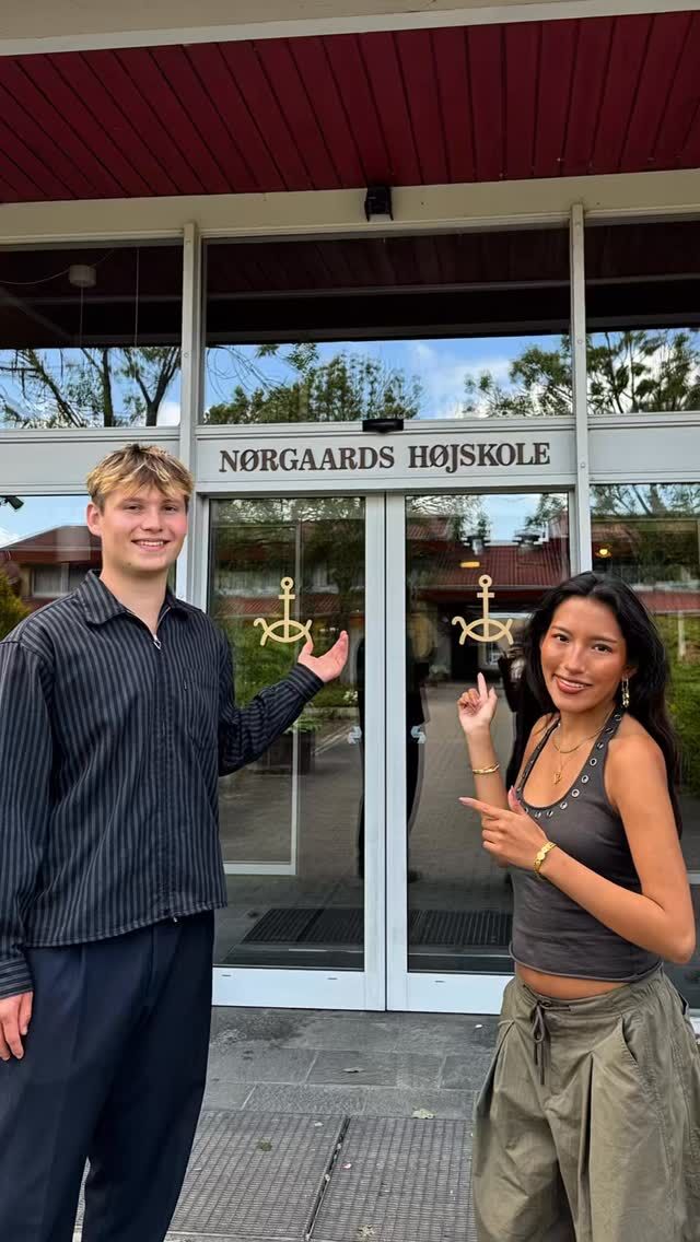 Kom med William og Casandra på en hurtig rundvisning på Nørgaards Højskole, for at se nogle af vores faciliteter 🌞

Men tro os - der er meget mere at opleve: biograf, elevcafe, shelters og ikke mindst vores “vild med vilje”-område. Du må næsten selv komme og opleve resten #højskole #højskoleliv