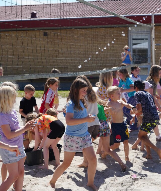 Generationer på højskole 🌞
I sidste uge var der fart over feltet på Nørgaards Højskole. Der var generationskursus på programmet, og børn og voksne fyldte skolen med leg og god energi.
Ugen bød på vandkampe, tidsrejser, foredrag, fællessange, nærvær, udflugter for store og små - og ikke mindst nye venskaber. Tak for en god uge! #højskole #fællesskab #familie