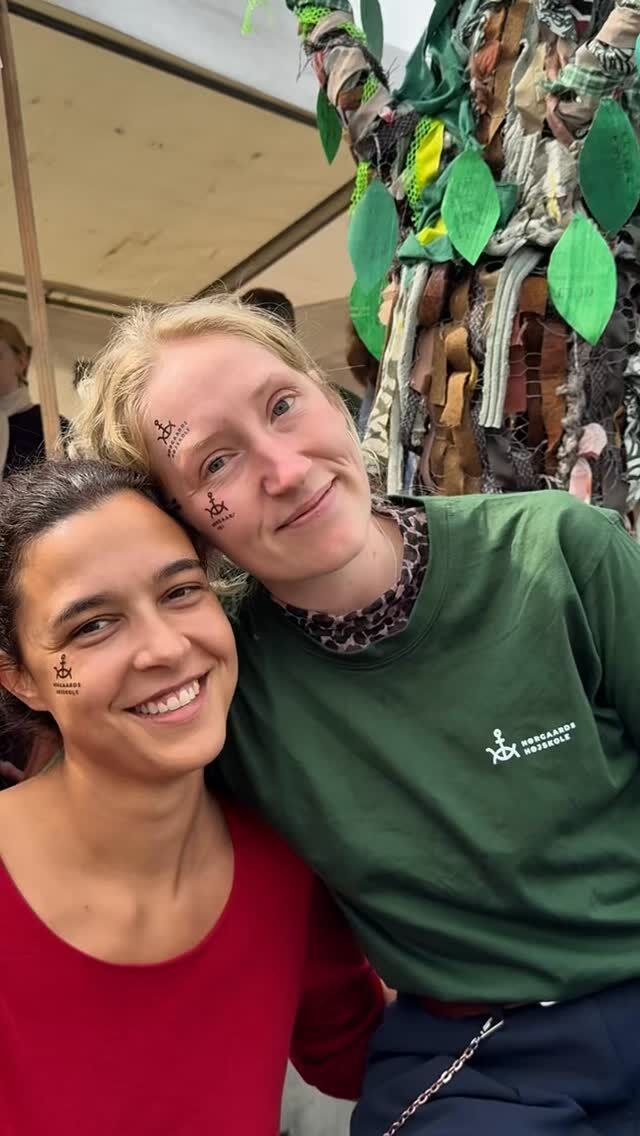 Nørgaards Højskole på Klimafolkemødet 🌱
I sidste uge deltog højskolen i @klimafolkemoedet . Eleverne delte ud af skolens grønne initiativer - både ved at fortælle om bæredygtighedslinjen, men også om skolens grønne fokus på tværs af linjefag. Samtidig tog eleverne ny viden og masser af inspiration med sig hjem #nrgaards #højskole @klimafolkemoedet