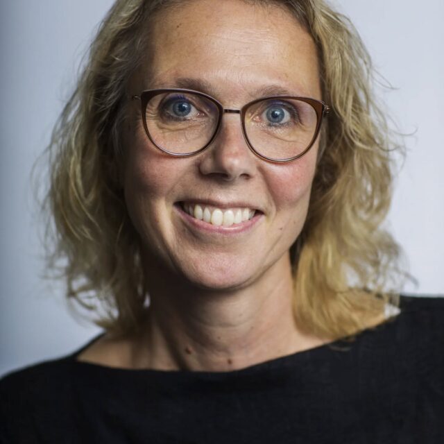 NY FORSTANDER

Endelig kan vi sige det højt. Nørgaards Højskoles nye forstander er Pernille Boye Koch, der kommer fra en stilling som national chef på Institut for Menneskerettigheder i København, hvor hun tidligere også har været forskningschef og kommunikationschef.

Hun tiltræder 1. november.

Pernille Boye Koch har solid ledelseserfaring, og har blandt meget andet arbejdet med udvikling og implementering af strategier, forskningsprojekter, uddannelse, undervisning mv.

Privat er hun gift med Søren, der er kulturgeograf og vestjyde. Deres to børn er fløjet fra reden, og flytter derfor ikke med ind i tjenesteboligen på højskolen.

Pernille sidder med i repræsentantskabet på Krogerup Højskole, og har haft højskolen helt inde under huden via både lange og korte højskoleophold. Hun holder meget af korsang, skønlitteratur, vandre- samt vinterbadeture.

Vi GLÆDER os til at byde Pernille velkommen på højskolen!

#nrgaards #højskoleliv