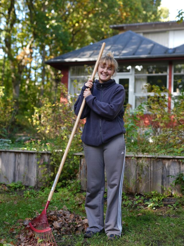 Arbejdsdag 🔨🧼
I dag har eleverne hjulpet hinanden med at sætte ting i stand og gøre hele skolen ren. Der er blevet ordnet alt fra brætspil til cykler og kajakker. Om lidt afrunder vi dagen med boller og varm kakao ved bålet 🌞 #højskole #fællesskab #højskoleliv