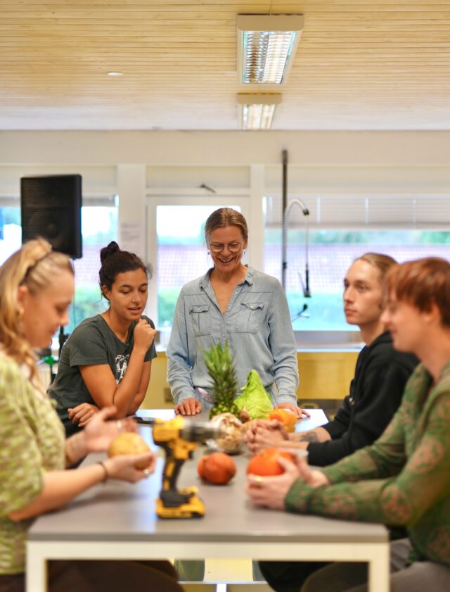 Hvorfor har Musik været ved grønthandleren? 🥬🎵
Musiklinjen har for en enkelt dag skiftet deres vante studie ud med det gule køkken. Her blev der skrællet, snittet og boret til den store guldmedalje. Det kom der en enormt spændende og fin koncert ud af 🍉
Swipe for at se og høre resultatet 👉🏼 #musik #højskoleliv #nrgaards