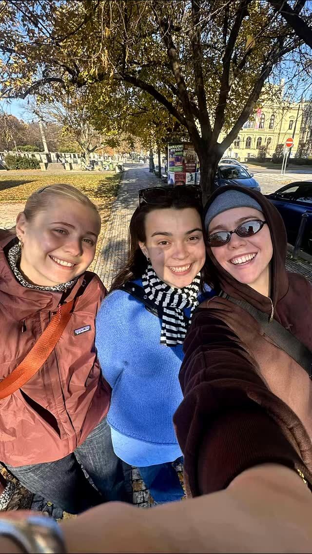 Budapest og Prag 🪩🍁🎼💚🌇

Snart vender vi snuden hjemad - med rygsækkene fulde af souvenirs og minder 🚆 #interrail #højskole #fællesskab