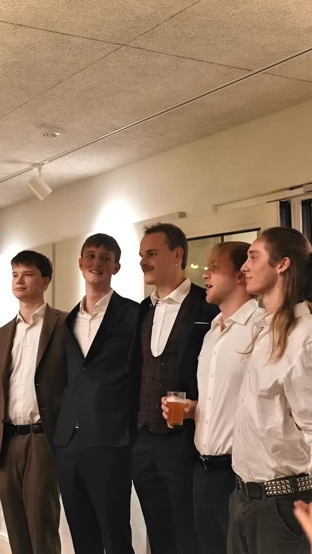 En helt særlig a capella-gruppe optrådte til gallafesten i går. Hør et glimt af deres performance her 👆🏼🎅🏼 #højskole #højskoleliv #fællesskab