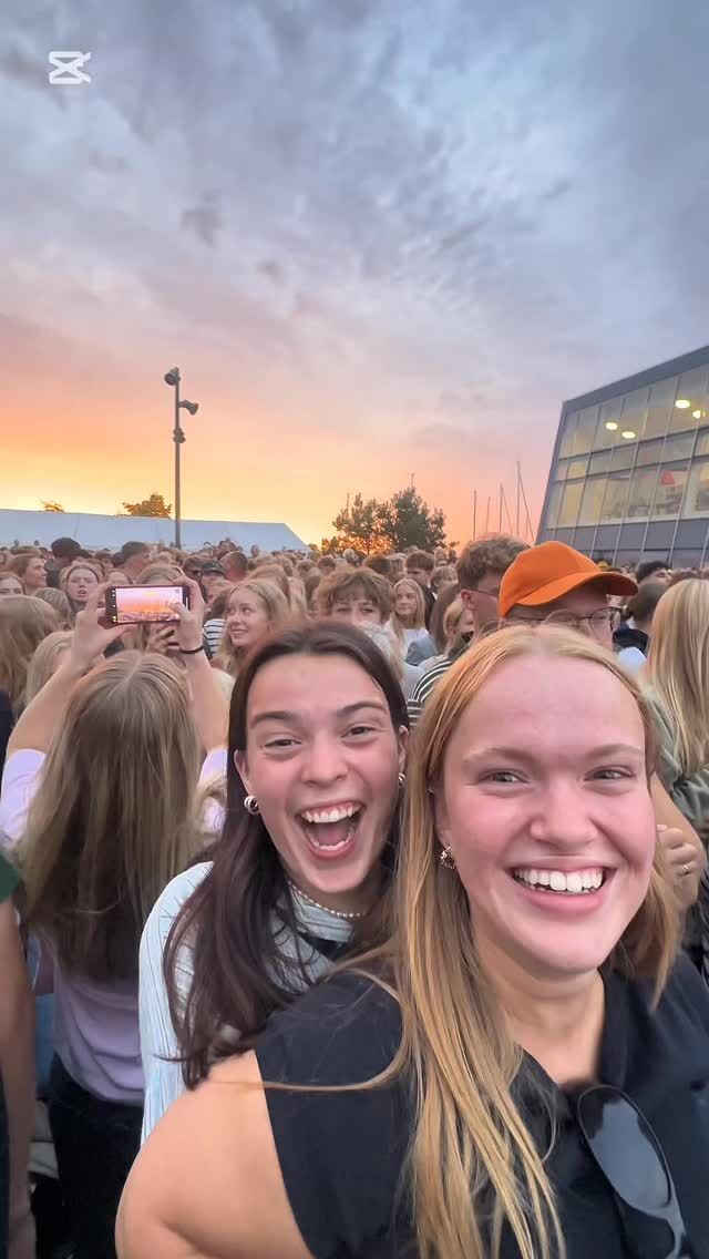 I torsdags sagde vi på gensyn til alle de skønne elever på E25. Tak for grin, eventyr, fællesskab, mod, fest, kreativitet og meget meget mere 🧡

Nu er højskolen tom, men lige om lidt fyldes den med juleglæde og sang, når vi byder velkommen til årets julekursus 🎄

Inden længe starter F26 op, og vi glæder os enormt meget til at tage imod en ny elevflok. Skal du nå med på forårssemestret? Vi har stadig nogle ledige pladser. Læs mere om vores lange ophold på hjemmesiden 🌞 #hojskole #højskoleliv #fællesskab