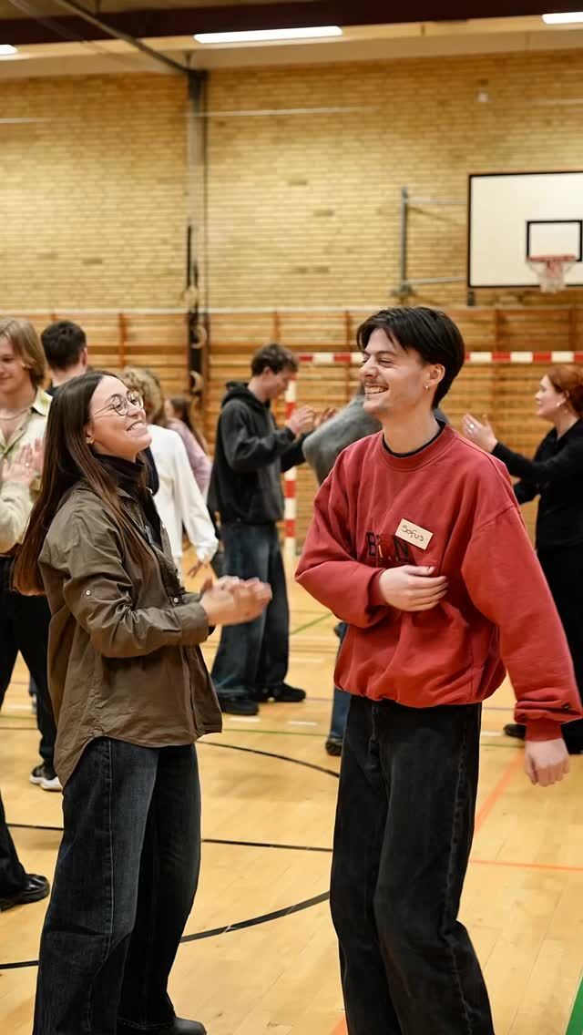 F26 er endelig tjekket ind! 🌞

Eleverne fyldte lynhurtigt Café Farmor og motionssalen med gode snakke og herlige grin.

Vi er sikre på, at foråret bliver fuld af eventyr med jer ✨ #højskole #højskoleliv