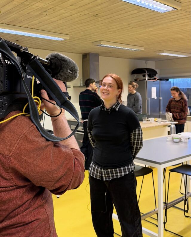 DR har været på besøg hos Nørgaards 🎥

Hvad får unge til at interessere sig for bæredygtighed? Det spurgte DR Vejret vores elever Esben og Fria om, da de i dag kiggede forbi linjefaget Bæredygtighed. 

Samtalen handlede om elevernes nysgerrighed på en bæredygtig livsstil - og selvfølgelig lidt om melorme, som var hovedingrediens i dagens bæredygtige madlavning. 

Se med i aften kl 21.15 på DR1! 🌞