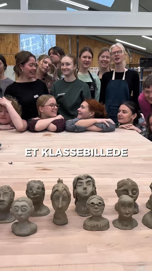 Et helt særligt klassebillede 📸 ✨

Eleverne på keramiklinjen er i fuld gang med at lære leret at kende. Nogle er vant til at arbejde med ler. Andre har ikke gjort det før. 

De startede ud med at lave hinanden i ler. Det kom der et helt unikt klassebillede ud af. Se bare her 👆🏼 #højskole #højskoleliv #keramik