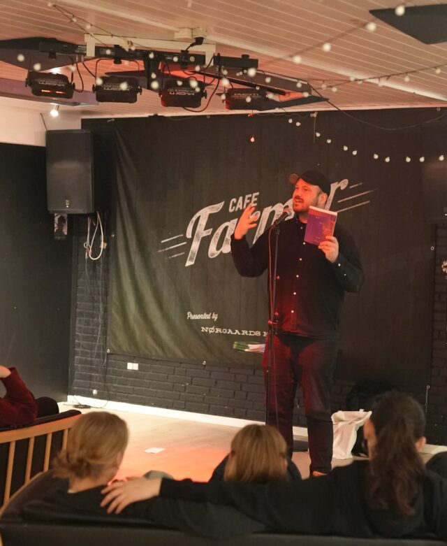 I torsdags havde vi besøg af digter Mads Mygind. 

Mads fortalte om sin nye bog, “I min hule hånd”, som handler om at være ny i rollen som højskolelærer, og om at være i fertilitetsbehandling.

Tak for en spændende aften! @madsmygind