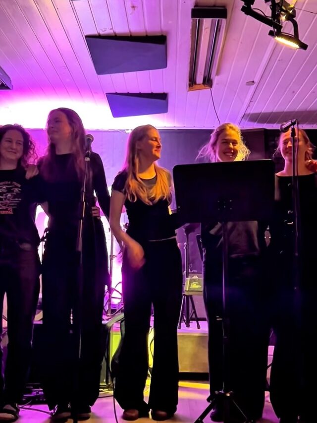 Ren højskolemagi i café farmor 🎶🔥

Harry Potter-parodier, poetry slam, dans og meget mere var på programmet, da F26 havde deres første åben scene i sidste uge. 

Sikke en aften 🤩

Swipe for at se nogle af vores mange talentfulde elever 👉🏼#højskole #højskoleliv