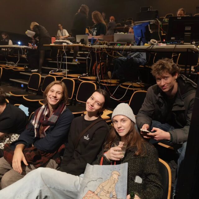 William her 👋🏼 
I går tog skuespillerne til @teaterkatapult i Aarhus for at komme om bag scenerne hvor vi fik mulighed for at se hvordan et professionelt stykke bliver sat op 🎭

Selvom at der var meget ventetid var det en meget spændene og informerende tur.