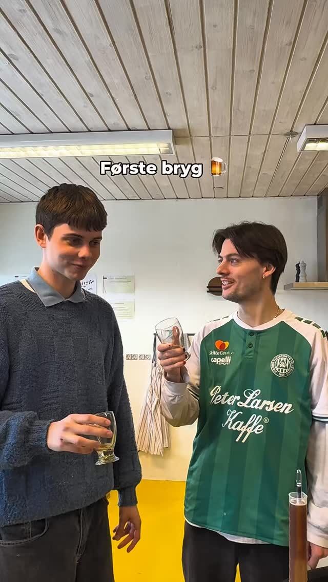 Vil du også lære at brygge? 🍺⚗️

På Vild mad og Bryg har vi brygget vores første øl. Nu skal den på fustager, så der kan komme brus i - klar til fredagsøl i café farmor. 

I løbet af semestret eksperimenterer vi bl.a. med IPA og sour. Vi skal også brygge kombucha og cider. Drikke, der passer godt til de retter, vi arbejder med i køkkenet 🍏🎣🍄‍🟫

Er du nysgerrig på linjefaget? Læs mere på vores hjemmeside #højskole #højskoleliv #bryg #nrgaards